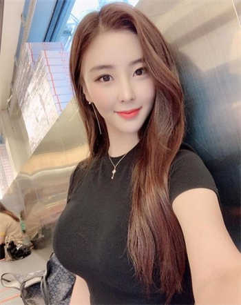 女友在游泳课被三个人