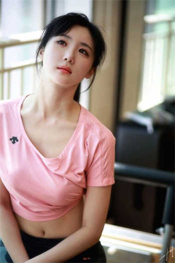 贵妇岳含龙枪