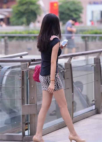 厕所没门你们能接受吗
