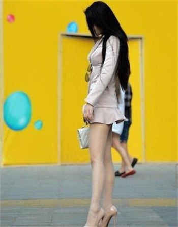 在车上强行占有了她