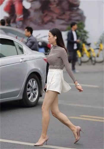 玩漂亮的女公务员电影