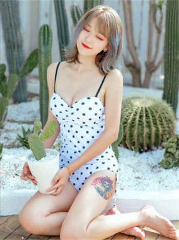 萌酱金丝旗袍图片