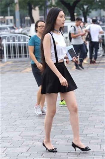 抖音里装傻子的那个女的