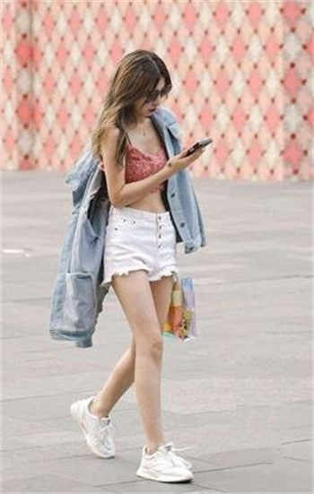 征服美母在厨房