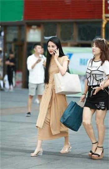抖音里装傻子的那个女的