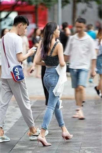 芒果酱露出收快递